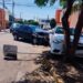 Camioneta proyecta a auto contra un árbol