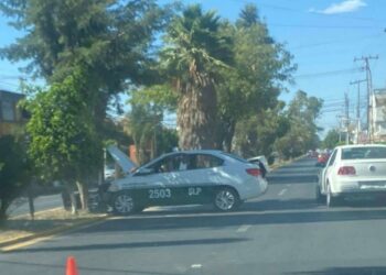 Taxista se impacta contra un árbol en camellón de Mariano Jiménez