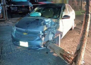 Conductora se estrella con poste de Telmex en barrio de Tequis