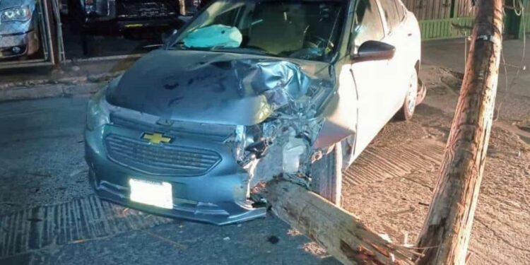 Conductora se estrella con poste de Telmex en barrio de Tequis