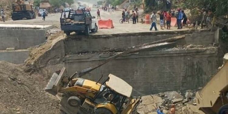 Colapsa puente en Tamazunchale en obra de carretera México-Laredo
