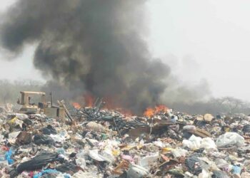 Combaten incendio en relleno sanitario de Ciudad Valles