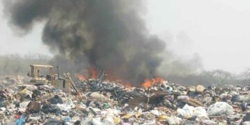 Combaten incendio en relleno sanitario de Ciudad Valles