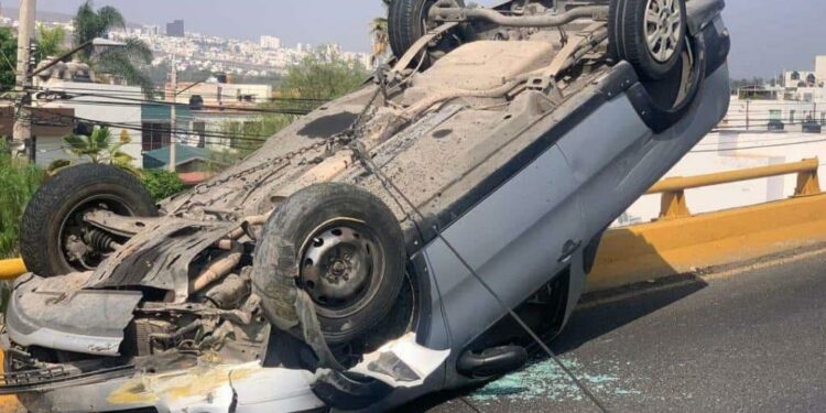 Conductora sale herida en volcadura sobre Salvador Nava