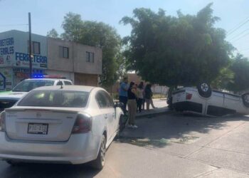 Cuantiosos daños tras choque con volcadura en Soledad