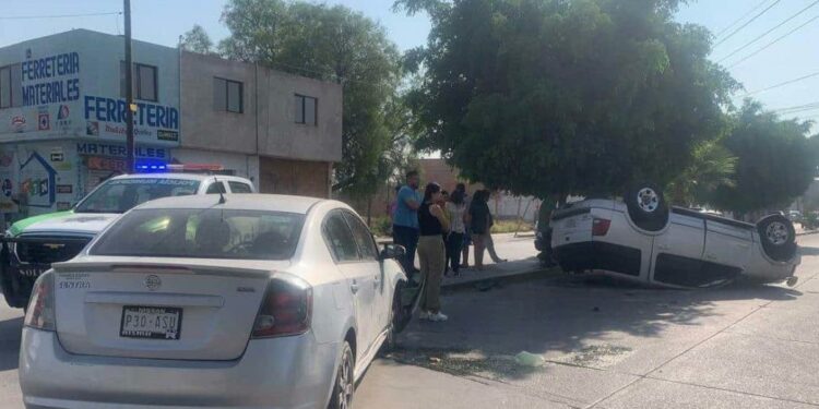 Cuantiosos daños tras choque con volcadura en Soledad