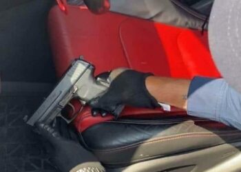 Detienen a conductor con arma de fuego en la 57