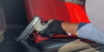 Detienen a conductor con arma de fuego en la 57