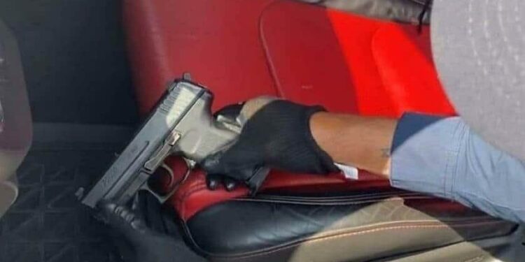 Detienen a conductor con arma de fuego en la 57