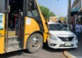 VIDEO: Dos lesionados en choque de taxi y urbano en avenida Salk