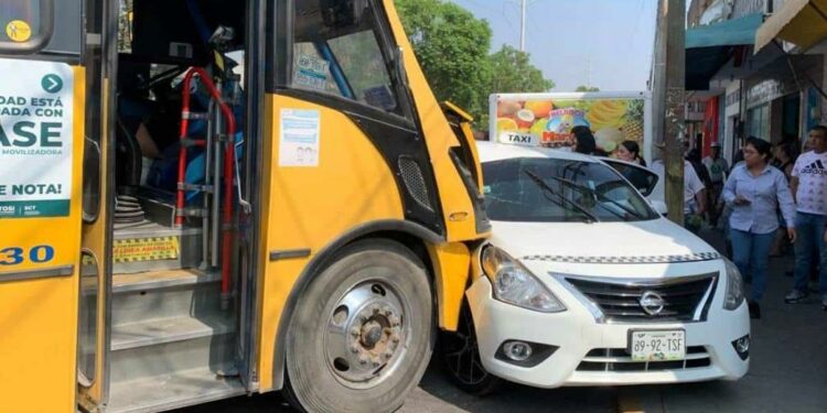 VIDEO: Dos lesionados en choque de taxi y urbano en avenida Salk