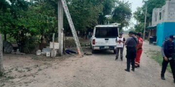 Empleado de Telmex muere al caer de escalera