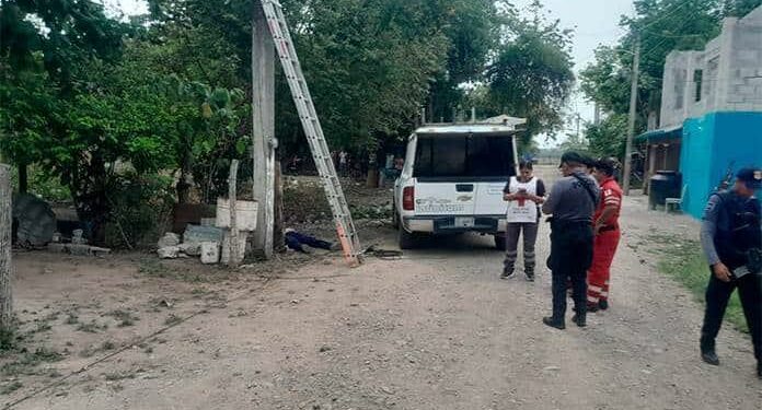 Empleado de Telmex muere al caer de escalera