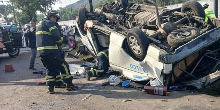 Caos en Zaragoza: Mueren 2 personas tras volcadura de combi