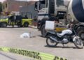 Fallece un motociclista en choque con revolvedora