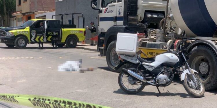 Fallece un motociclista en choque con revolvedora
