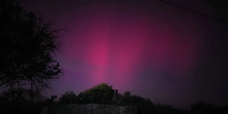 Tormenta solar ‘pinta’ con auroras boreales los cielos de México