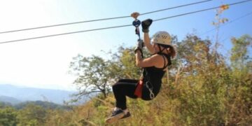 Muere mujer al caer de enorme tirolesa mientras era grabada por sus familiares