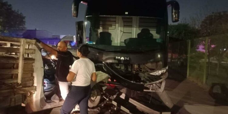 Impacta su “Estaquitas” con autobús en Fraccionamiento Cumbres