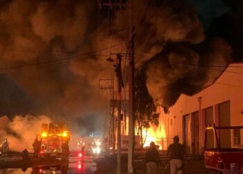 Tres empresas de la Zona Industrial terminaron afectadas por gran incendio