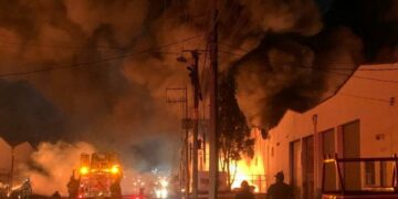 Tres empresas de la Zona Industrial terminaron afectadas por gran incendio
