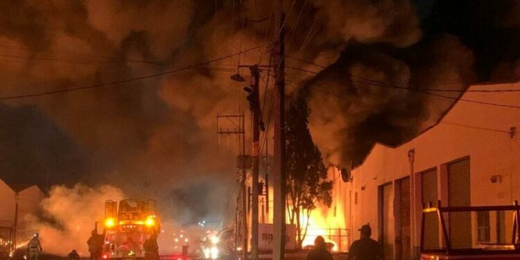 Tres empresas de la Zona Industrial terminaron afectadas por gran incendio