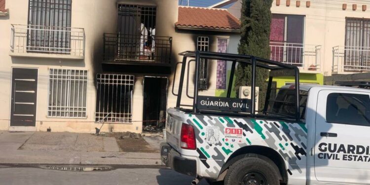 VIDEO: Muere mujer y menor por incendio en vivienda de Villa de Pozos