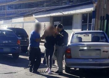Auxilian a mujer en labor de parto y la escoltan al IMSS