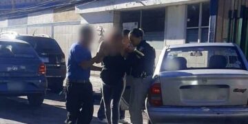 Auxilian a mujer en labor de parto y la escoltan al IMSS