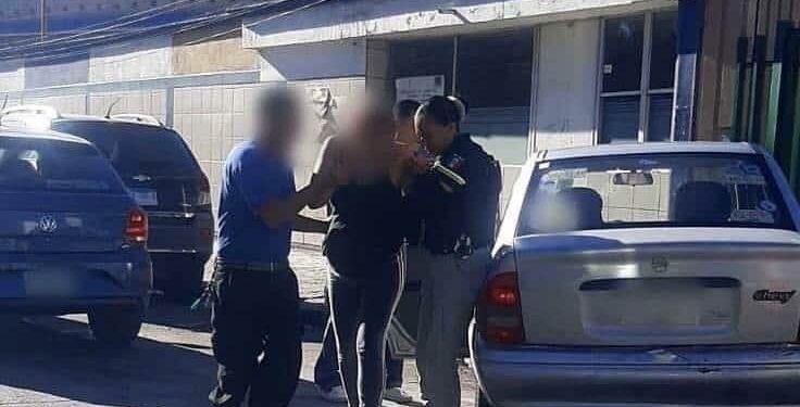 Auxilian a mujer en labor de parto y la escoltan al IMSS