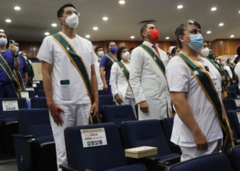 Colegio médico protesta ante AMLO por contratación de médicos cubanos en San Luis Potosí