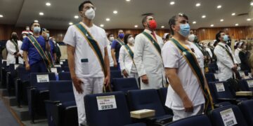 Colegio médico protesta ante AMLO por contratación de médicos cubanos en San Luis Potosí