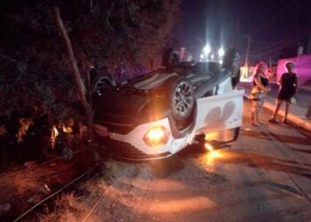 Raudo auto vuelca en Villa de Pozos