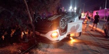 Raudo auto vuelca en Villa de Pozos