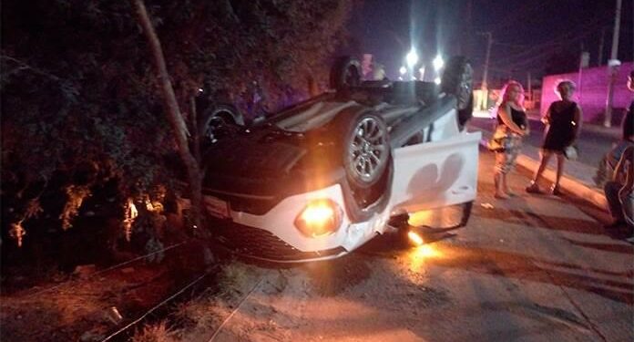 Raudo auto vuelca en Villa de Pozos