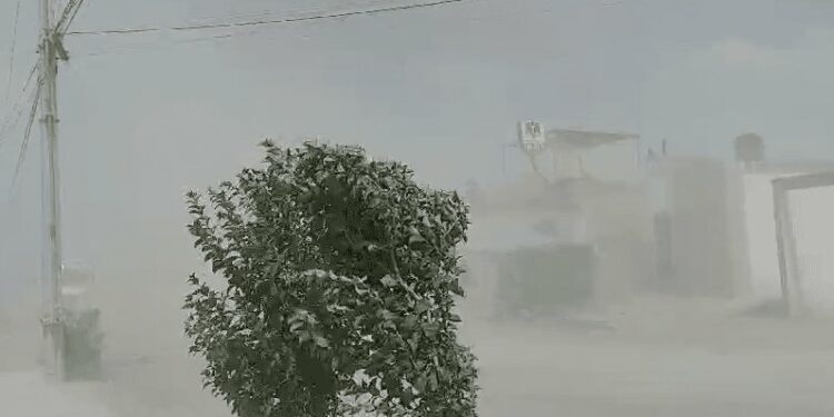 VIDEO: Torbellino gigante causa asombro al norte de la capital