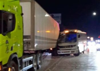 10 lesionados por choque de transporte de personal en la Carretera 57