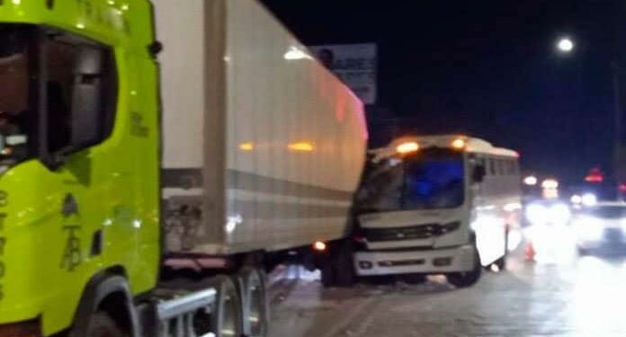 10 lesionados por choque de transporte de personal en la Carretera 57