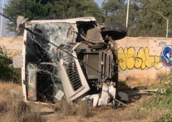 Cae autobús de personal a desnivel en Periférico