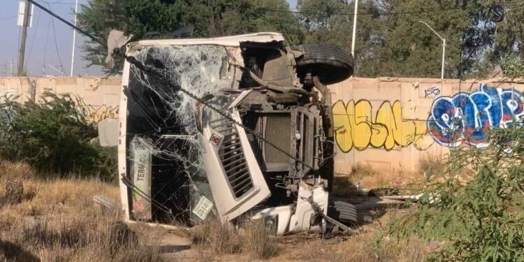 Cae autobús de personal a desnivel en Periférico