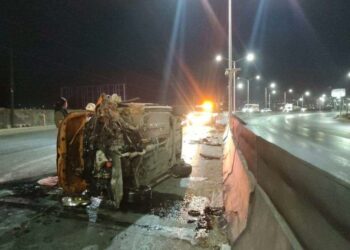 Vuelcan camioneta en Circuito Potosí; no hay lesionados