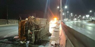 Vuelcan camioneta en Circuito Potosí; no hay lesionados