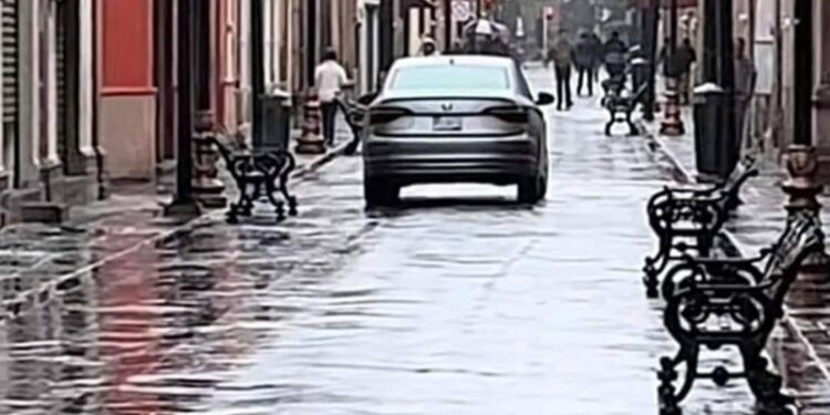 Por error, turista circula por calle peatonal del Centro Histórico