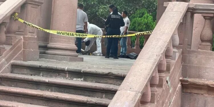Hombre en situación de calle fallece en el kiosco de Plaza de de Armas