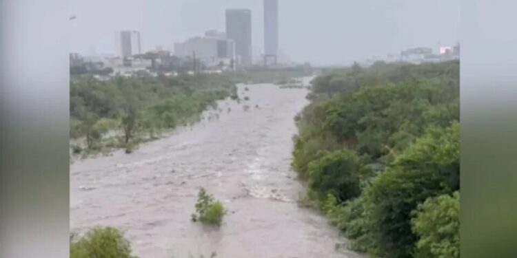 VIDEO: Se desborda el Río Santa Catarina tras fuertes lluvias por la tormenta tropical Alberto