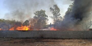 Se incendia tarimera en Villa de Pozos