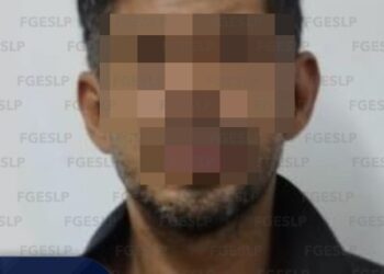 A proceso hombre que arrojó aceite y productos químicos a su pareja