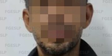 A proceso hombre que arrojó aceite y productos químicos a su pareja