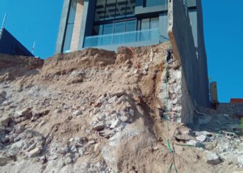 Colapsan construcciones al pie de la Sierra de San Miguelito