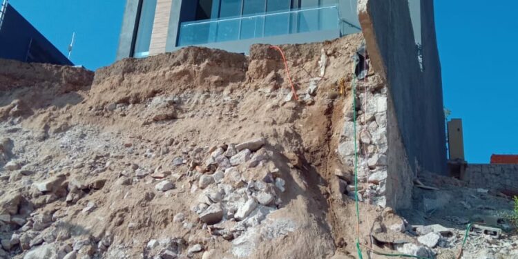 Colapsan construcciones al pie de la Sierra de San Miguelito